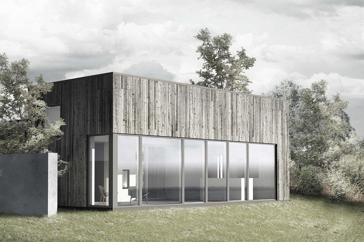 Sommerhus med store vinduer mod naturen