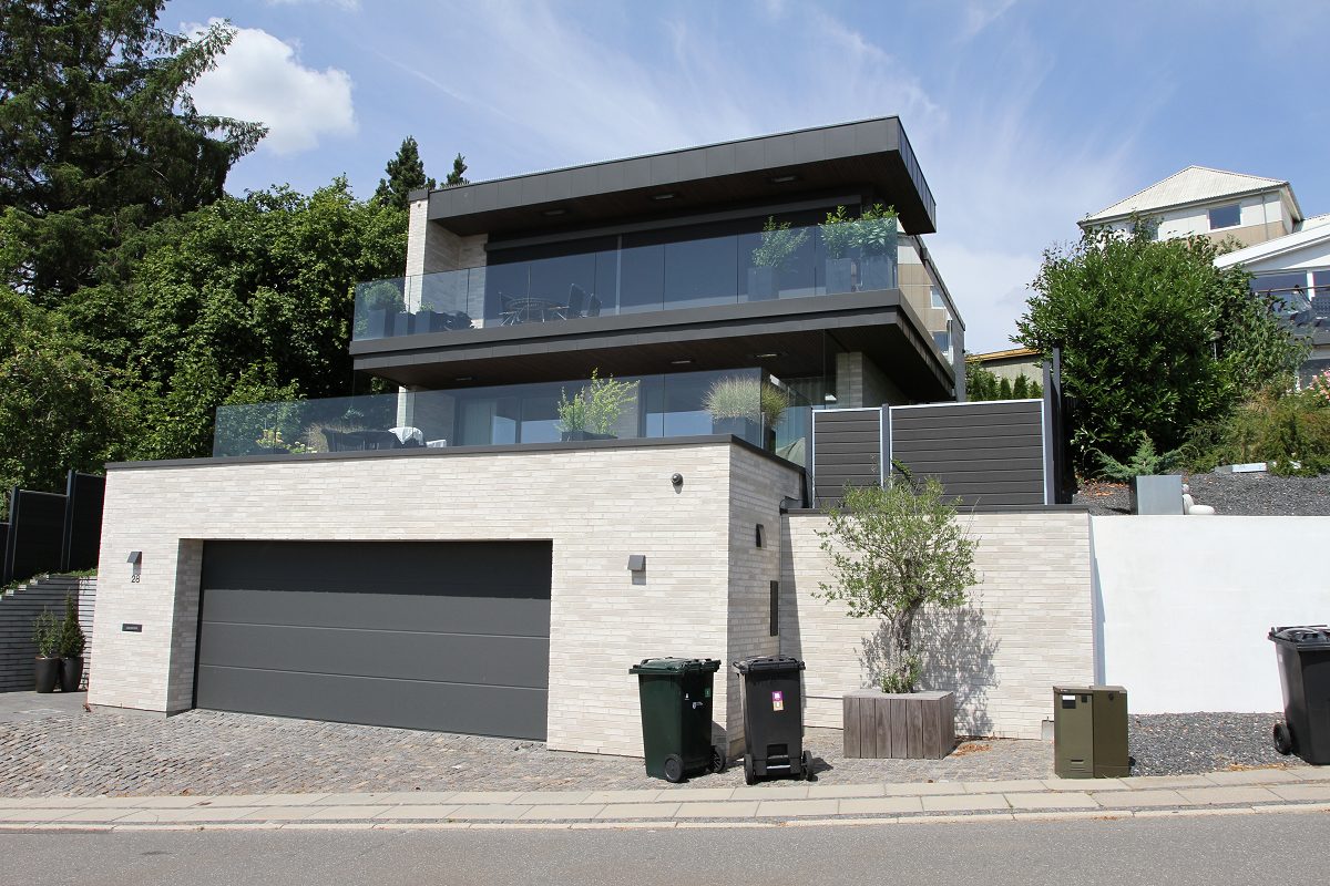Moderne villa med integreret garage set fra vejen
