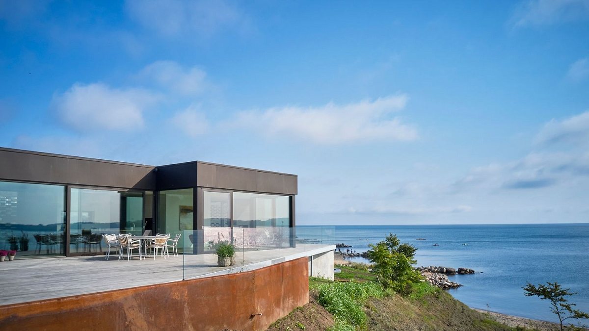 Kystnær villa med stor terrasse og udsigt over vandet